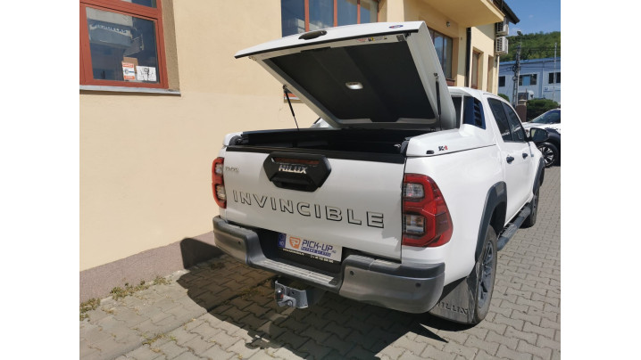A fedél típusú platófedő felszerelése a Toyota Hilux 2020-ra