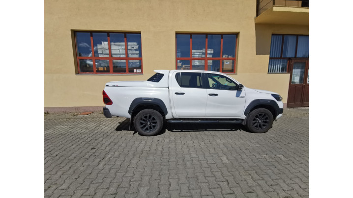 A fedél típusú platófedő felszerelése a Toyota Hilux 2020-ra