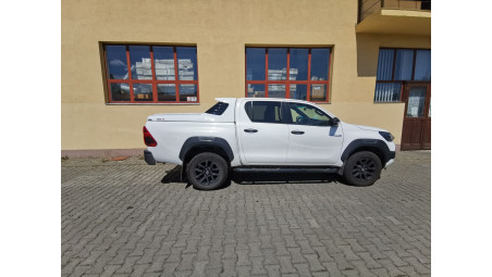 A fedél típusú platófedő felszerelése a Toyota Hilux 2020-ra