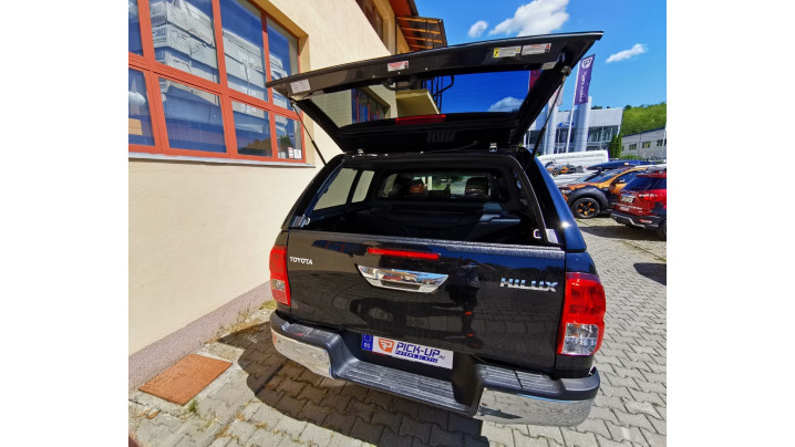 Montare hardtop und lada utilitara pe Toyota Hilux 2018