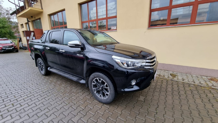 A burkolat típusú platófedő zár beszerelése a Toyota Hilux 2017-re