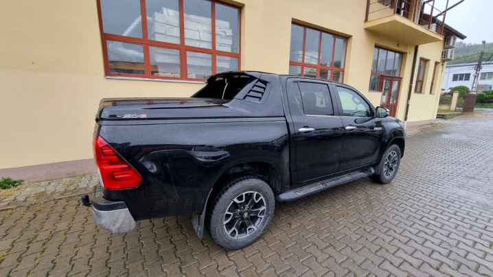 A burkolat típusú platófedő zár beszerelése a Toyota Hilux 2017-re