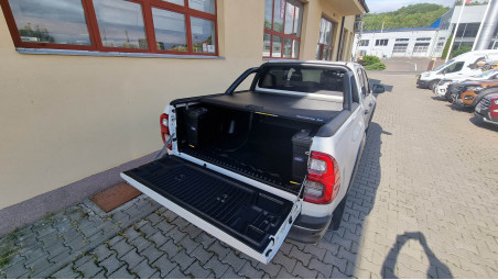 Ágyplatóbélés, ágytekercs, segéddobozok beszerelése a Toyota Hilux 2020-ra