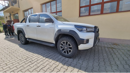 Bed liner, roll cover, swing cases installed on Toyota Hilux 2020