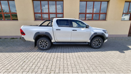 Ágyplatóbélés, ágytekercs, segéddobozok beszerelése a Toyota Hilux 2020-ra