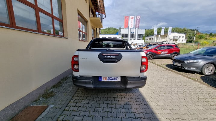 Ágyplatóbélés, ágytekercs, segéddobozok beszerelése a Toyota Hilux 2020-ra