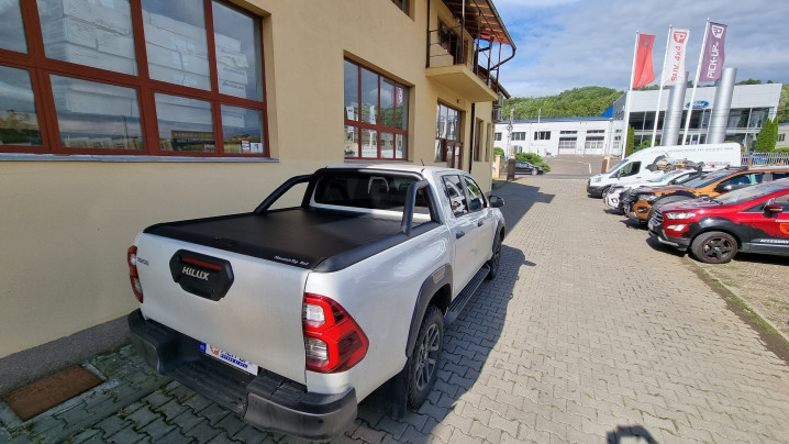 Ágyplatóbélés, ágytekercs, segéddobozok beszerelése a Toyota Hilux 2020-ra