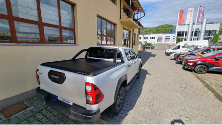 Ágyplatóbélés, ágytekercs, segéddobozok beszerelése a Toyota Hilux 2020-ra