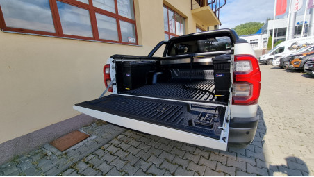 Ágyplatóbélés, ágytekercs, segéddobozok beszerelése a Toyota Hilux 2020-ra
