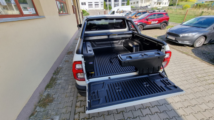 Ágyplatóbélés, ágytekercs, segéddobozok beszerelése a Toyota Hilux 2020-ra