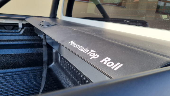 Ágyplatóbélés, ágytekercs, segéddobozok beszerelése a Toyota Hilux 2020-ra