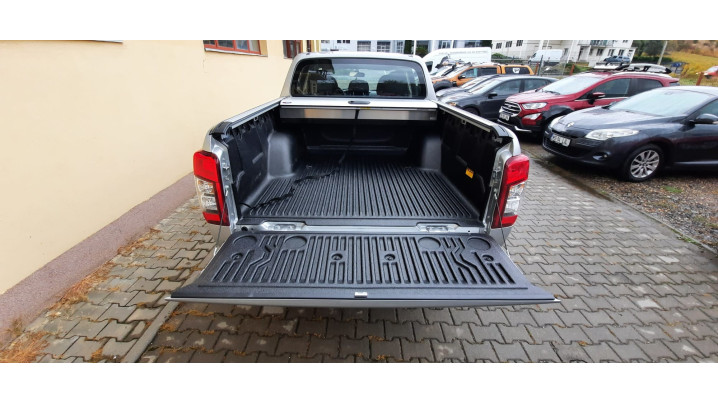 Roll cover, bullbar , hood guard installed on Mitsubishi L200 2020