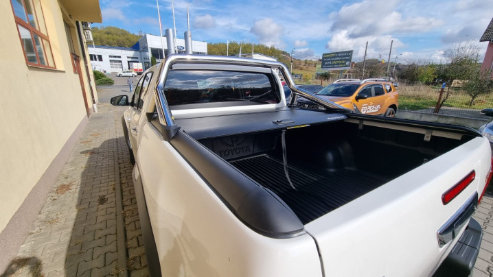 A motorháztető tekercs és a motorháztető terelő felszerelése a Toyota Hilux 2019-re
