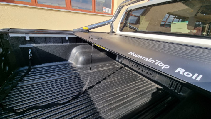 A motorháztető tekercs és a motorháztető terelő felszerelése a Toyota Hilux 2019-re