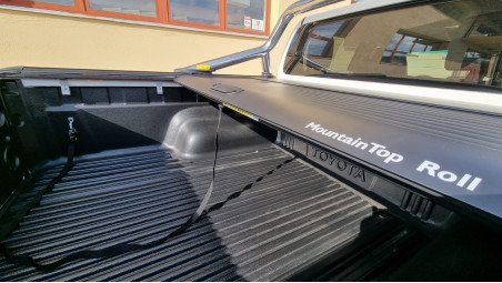A motorháztető tekercs és a motorháztető terelő felszerelése a Toyota Hilux 2019-re