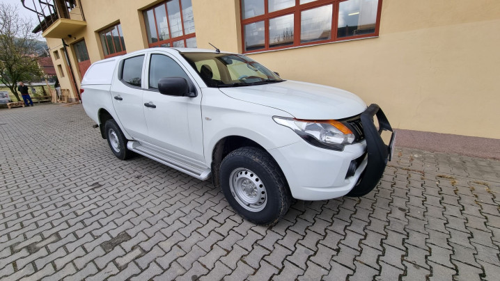 Keménytető és bullbar felszerelése Mitsubishi L200 2017-re