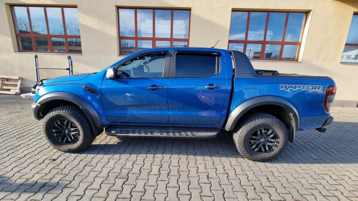 Motorháztető terelő, ablakterelő és vonóhorog felszerelése a Ford Ranger Raptor 2019-re