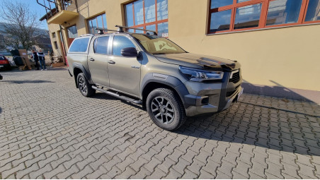 Keménytető, motorháztető terelő, oldalküszöb, keresztrudak felszerelése a Toyota Hilux 2020-ra