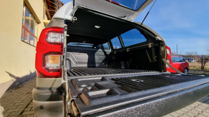Keménytető, motorháztető terelő, oldalküszöb, keresztrudak felszerelése a Toyota Hilux 2020-ra