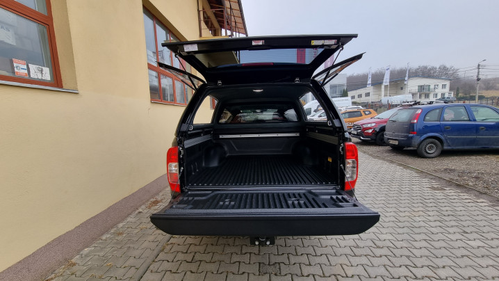 Keménytető és platóbélés beszerelése a Nissan Navara NP300-ra