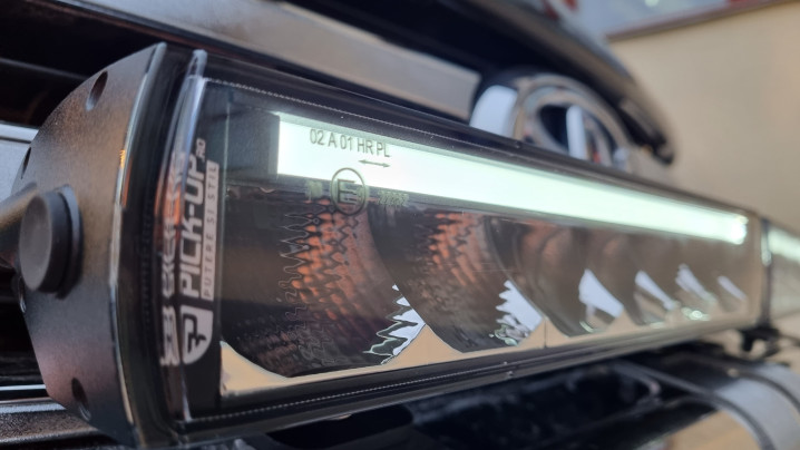 Montare rulou de bena, capitonaj bena, bullbar, deflectoare, reflectoare pe Toyota Hilux 2017