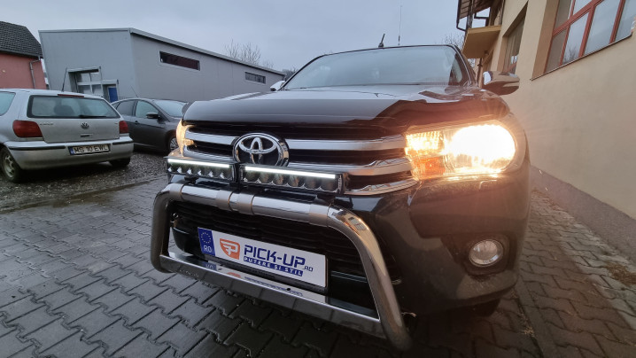 Lökhárító tekercs, lökhárító párnázás, bukórúd, terelők, fényvisszaverők felszerelése a Toyota Hilux 2017-re