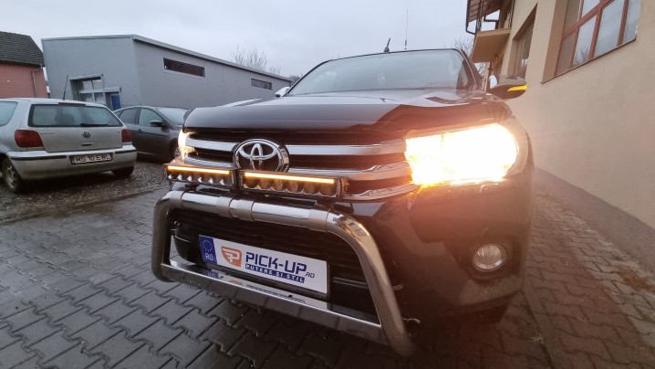 Lökhárító tekercs, lökhárító párnázás, bukórúd, terelők, fényvisszaverők felszerelése a Toyota Hilux 2017-re