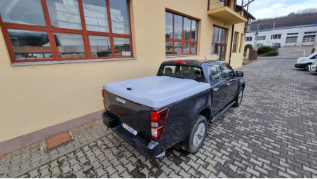 Fedő típusú csomagtérfedél felszerelése az Isuzu D-Max 2017-re