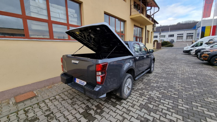 Tonneau cover installed on Isuzu D-Max 2017