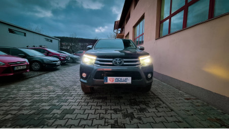 Keménytetős és segéddobozok beszerelése a Toyota Hilux 2016-ra