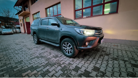Keménytetős és segéddobozok beszerelése a Toyota Hilux 2016-ra