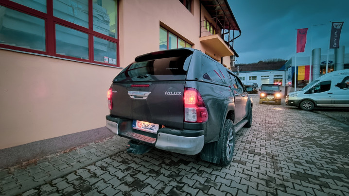 Canopy, swing cases installed on Toyota Hilux 2016