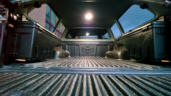 Canopy, swing cases installed on Toyota Hilux 2016