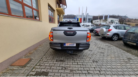 A burkolat típusú platófedő és az ablak terelő felszerelése a Toyota Hilux 2021-re