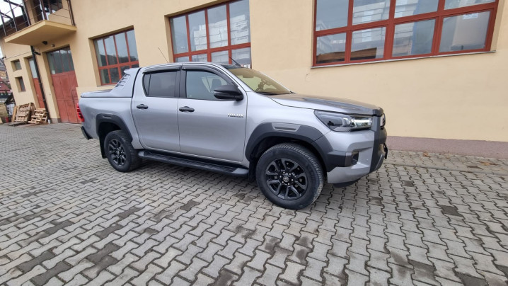 A burkolat típusú platófedő és az ablak terelő felszerelése a Toyota Hilux 2021-re