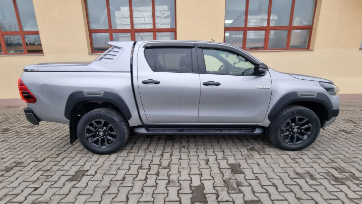 Tonneau cover, window visors installed on Toyota Hilux 2021