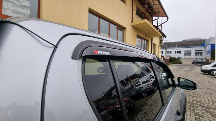 A burkolat típusú platófedő és az ablak terelő felszerelése a Toyota Hilux 2021-re
