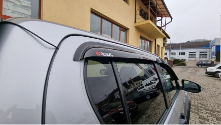 A burkolat típusú platófedő és az ablak terelő felszerelése a Toyota Hilux 2021-re