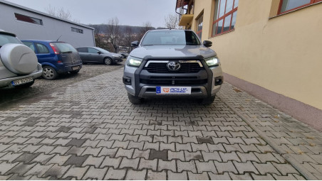 A burkolat típusú platófedő és az ablak terelő felszerelése a Toyota Hilux 2021-re