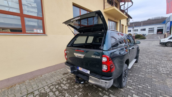 Keménytető és küszöbök felszerelése Toyota Hilux 2021