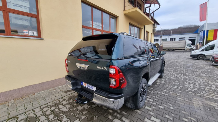 Keménytető és küszöbök felszerelése Toyota Hilux 2021