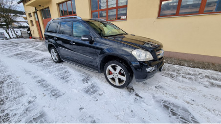 A vonóhorog felszerelése a Mercedes GL320-ra