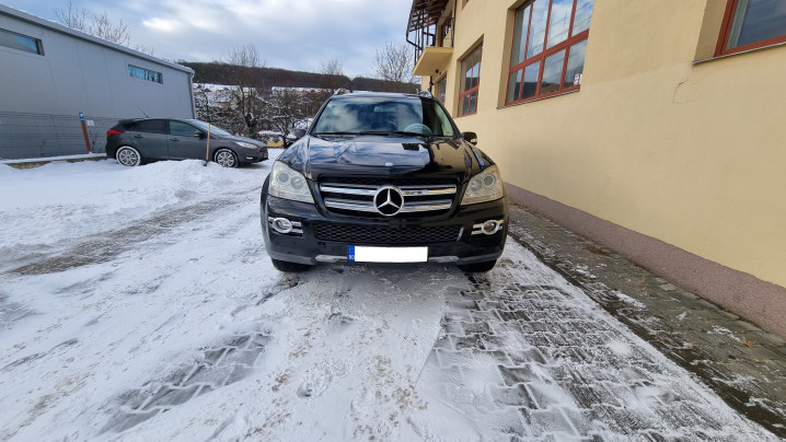 Towing hook installed on Mercedes GL320