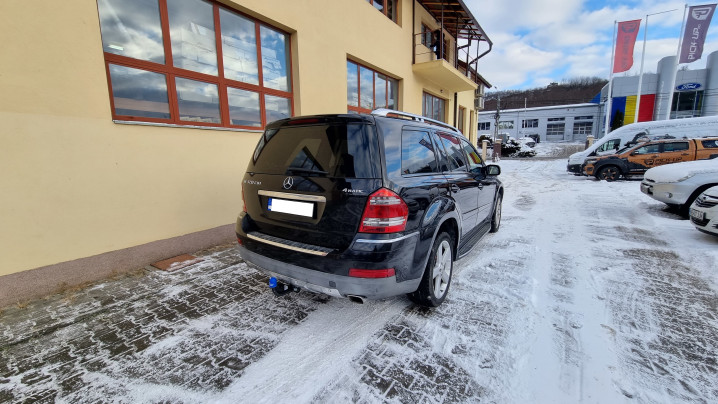 A vonóhorog felszerelése a Mercedes GL320-ra