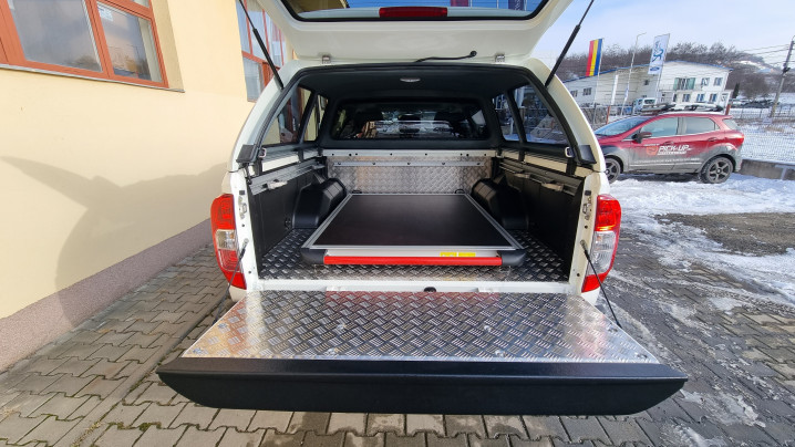 Montare hardtop, tava culisanta, deflector geam pe Nissan Navara NP300 2020