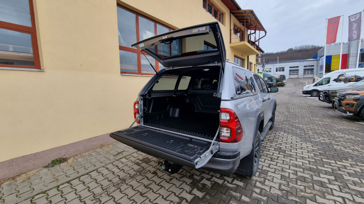 Bed liner, canopy, hood guard installed on Toyota Hilux 2022