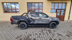 Bukórúd, bukócső, ablakterelő és motorháztető felszerelése a Toyota Hilux 2022-re 2