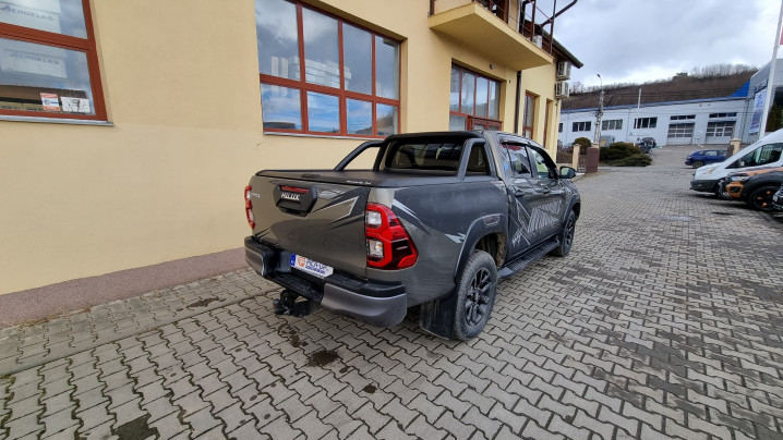 Bukórúd, bukócső, ablakterelő és motorháztető felszerelése a Toyota Hilux 2022-re