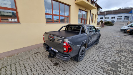 Bukórúd, bukócső, ablakterelő és motorháztető felszerelése a Toyota Hilux 2022-re