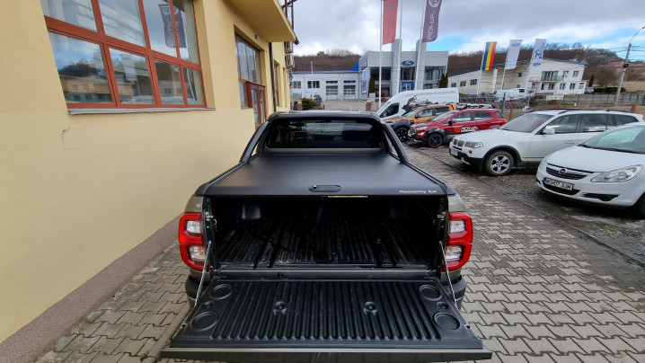Roll cover, rollbar, hood guard, window visors installed on Toyota Hilux 2022